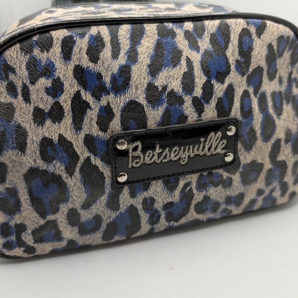 Betsey Johnson Betseyville Blue Leopard Print Cosmetic Pouch Like New